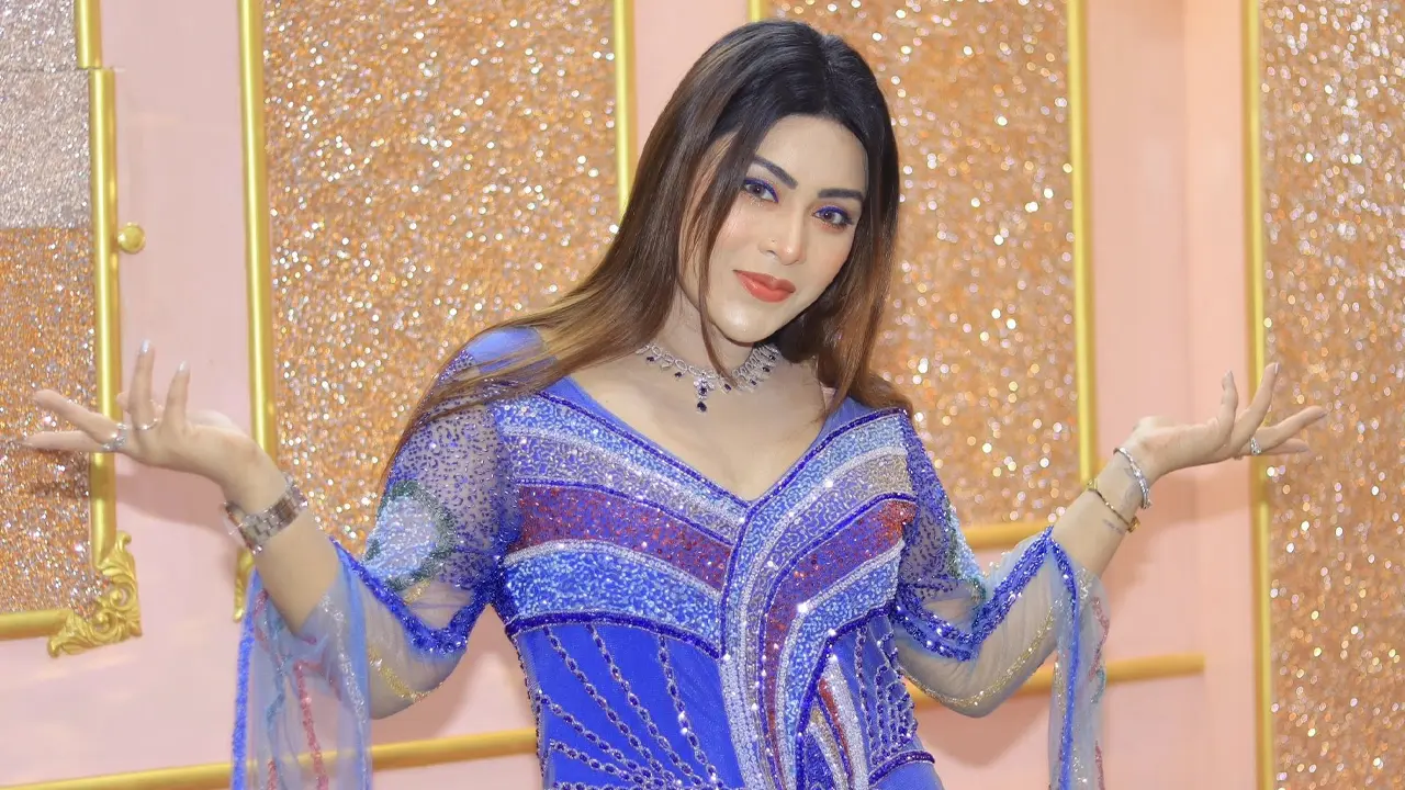 মঞ্চ মাতিয়ে সমালোচনার শিকার মিষ্টি জান্নাত