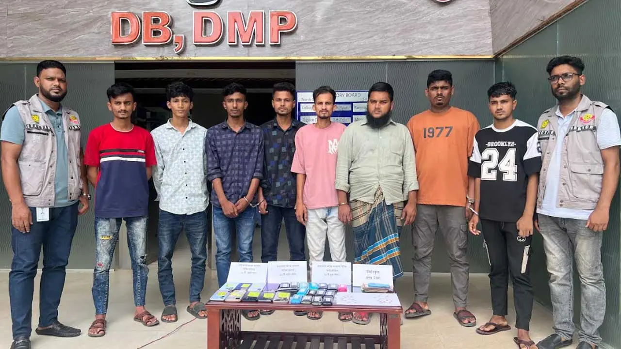 অনলাইনে ইলিশ বিক্রির নামে অভিনব প্রতারণা, চক্রের ৮ সদস্য আটক