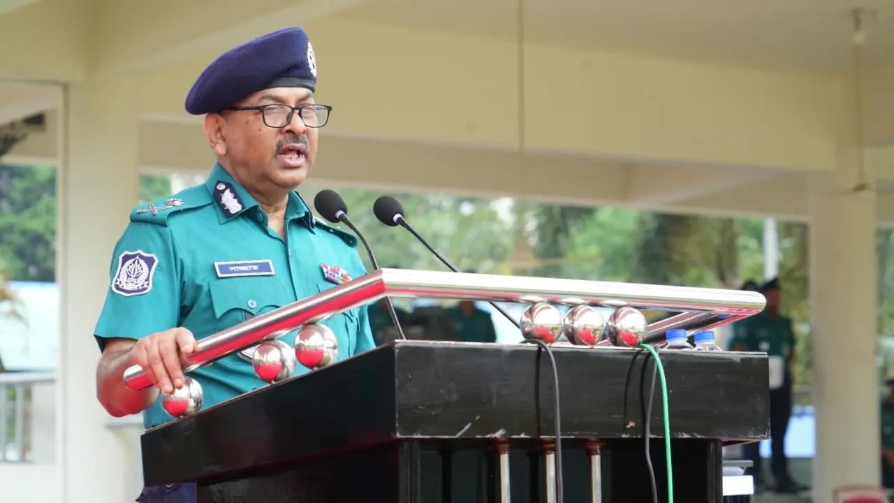 সেবা দিয়ে জনগণের মন জয় করতে হবে : ডিএমপি কমিশনার