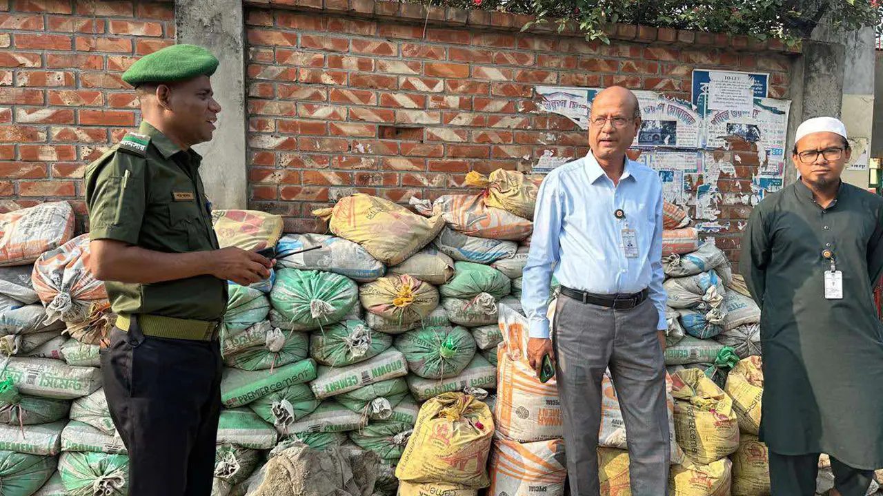 হাতিরঝিলের ফুটপাত থেকে ডিএনসিসির বস্তা সরানোর নির্দেশ