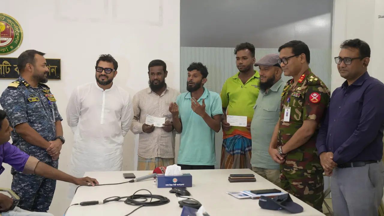 অভিযানে ভেঙে ফেলা রিকশার চালকরা পেলেন নগদ টাকা-চাকরির আশ্বাস