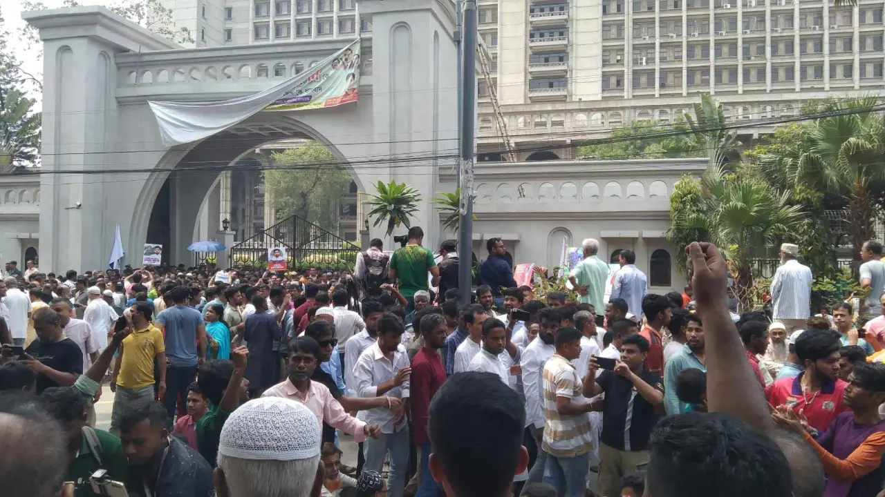 ইশরাককে দায়িত্ব বুঝিয়ে দেওয়ার দাবিতে মিছিল