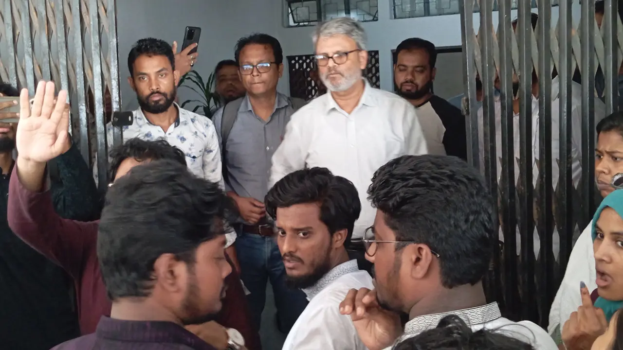 সোমবারের মধ্যে কমিশন ও বুধবারের মধ্যে তফসিল চেয়ে বাগছাসের বিক্ষোভ