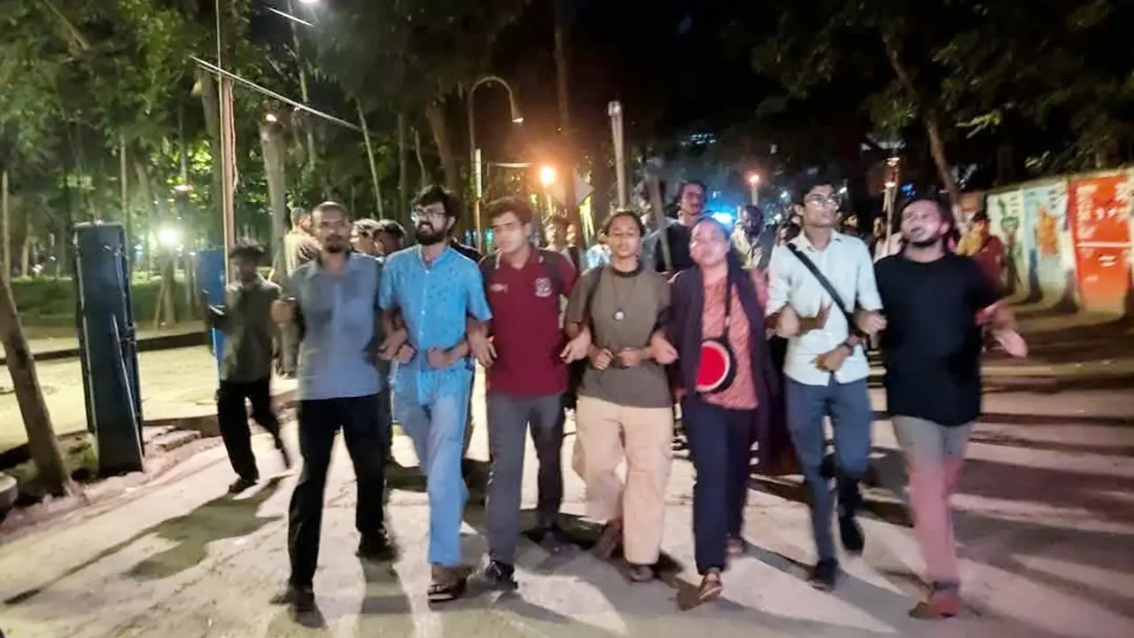 এবার ঢাবিতে মশাল মিছিলে উত্তেজনা, শিক্ষার্থীদের ‘ভুয়া ভুয়া’ দুয়োধ্বনি