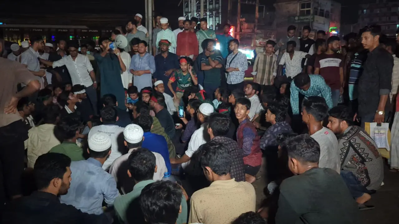 ফেনীতে আ.লীগ নিষিদ্ধের দাবিতে সড়কে বসে পড়লেন ছাত্র-জনতা