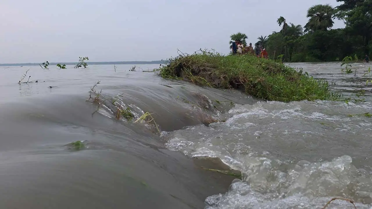 বরগুনায় নিম্নচাপের প্রভাবে জোয়ারের পানিতে নিম্নাঞ্চল প্লাবিত