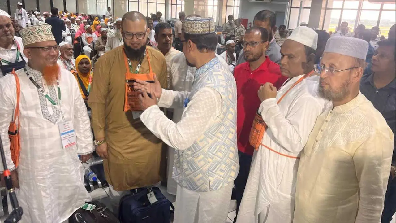 ৪১৯ যাত্রী নিয়ে চট্টগ্রাম থেকে গেল প্রথম হজ ফ্লাইট