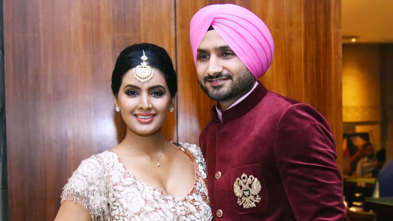 ‘গডফাদার নেই, ক্রিকেটারের সঙ্গে প্রেম; বলিউড আমাকে ছুড়ে ফেলল’