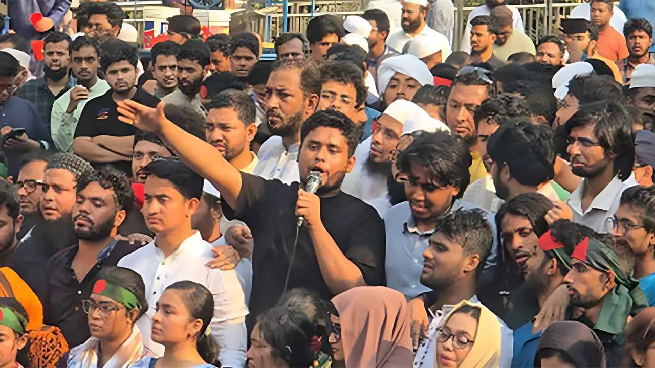 তিন দফার, এক দফা বাকি থাকতেও রাস্তা ছাড়বো না : হাসনাত