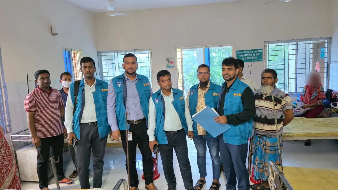 মিলেমিশে হাসপাতালের ওষুধ ও খাদ্য খাচ্ছেন তারা