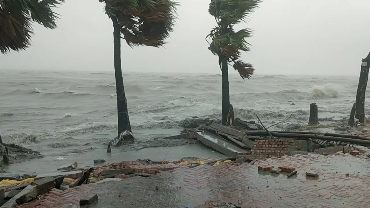 নিম্নচাপের প্রভাবে শত কোটি টাকার মাছ বাজার নদীগর্ভে
