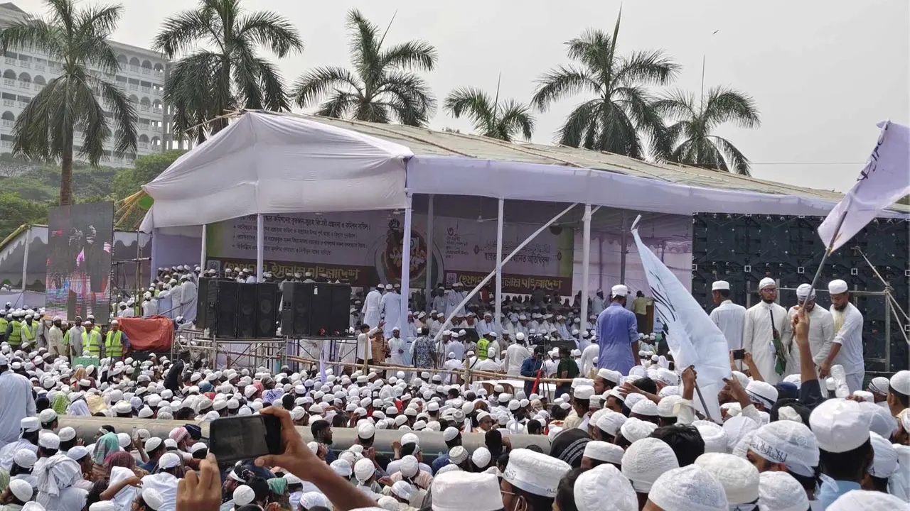 সোহরাওয়ার্দী উদ্যানে হেফাজতের মহাসমাবেশে নেতাকর্মীদের ঢল