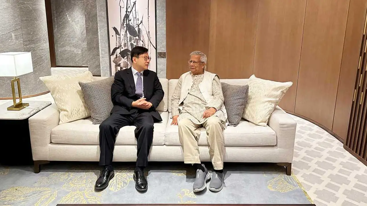 হংকংয়ে যাত্রাবিরতিতে প্রধান উপদেষ্টাকে স্বাগত জানান সেদেশের শ্রমমন্ত্রী