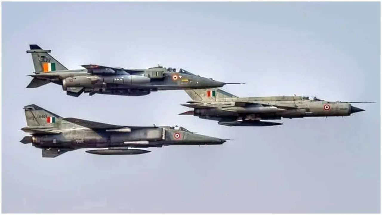 ভারত-শাসিত কাশ্মিরে ৩টি যুদ্ধবিমান বিধ্বস্ত হয়েছে: রয়টার্স