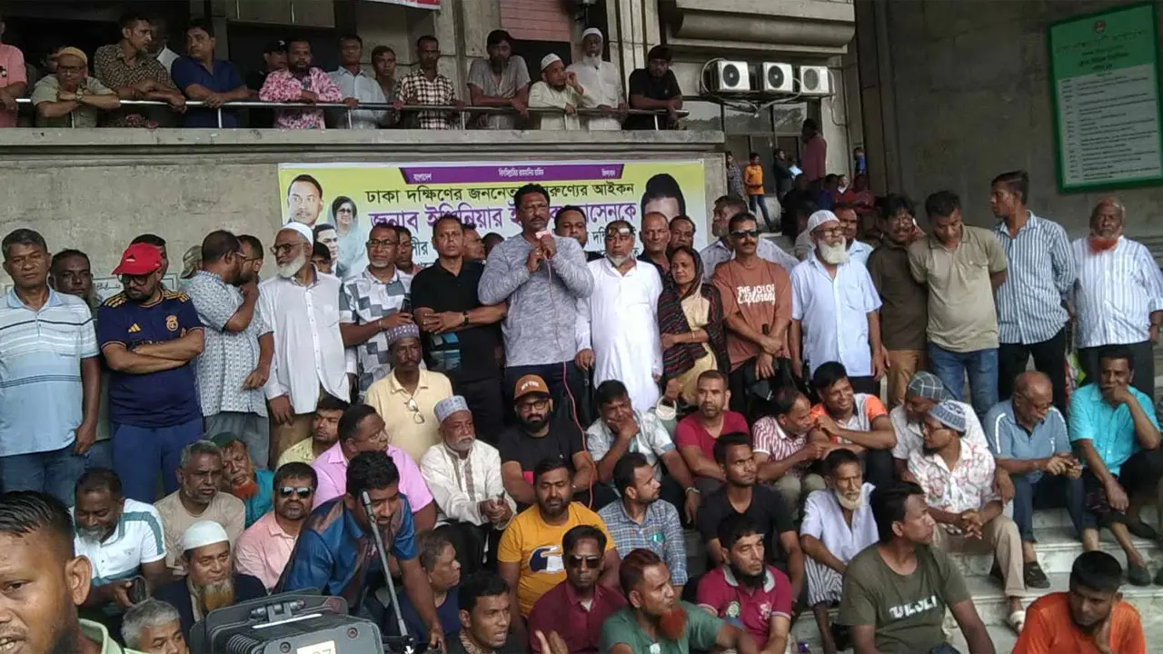 সেবা কার্যক্রম বন্ধ করে ‌‘ইশরাক ইশরাক’ স্লোগানে উত্তাল নগরভবন