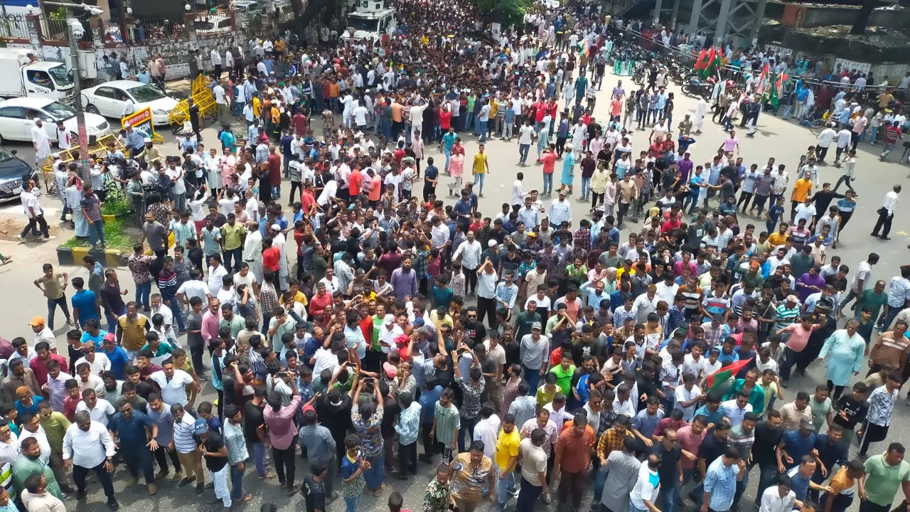 ইশরাকের হাজারো অনুসারীর দখলে মৎস্য ভবন মোড়, যান চলাচল বন্ধ