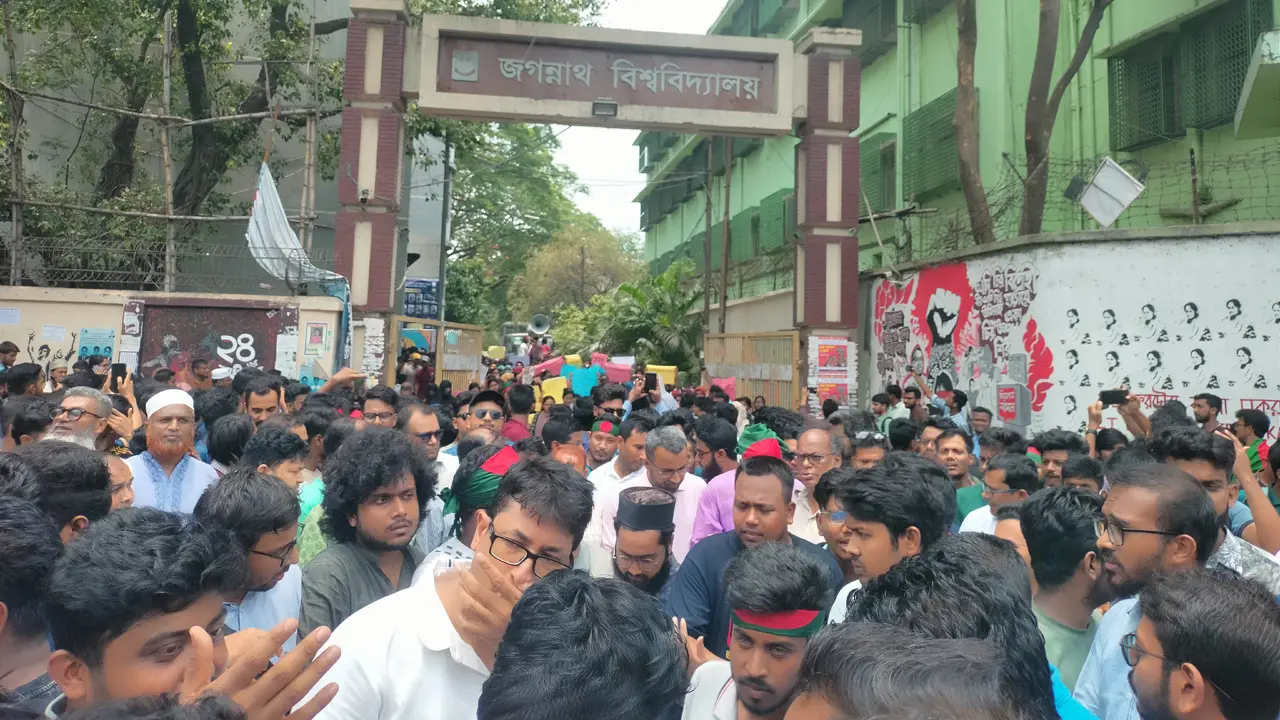 যমুনা অভিমুখে ‘লং মার্চ’ শুরু করেছেন জবি শিক্ষার্থীরা