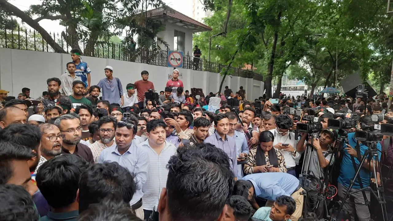 জবি ‘শাটডাউন’ ঘোষণা, দাবি মেনে নিলে ২ মিনিটে ক্যাম্পাসে ফিরব
