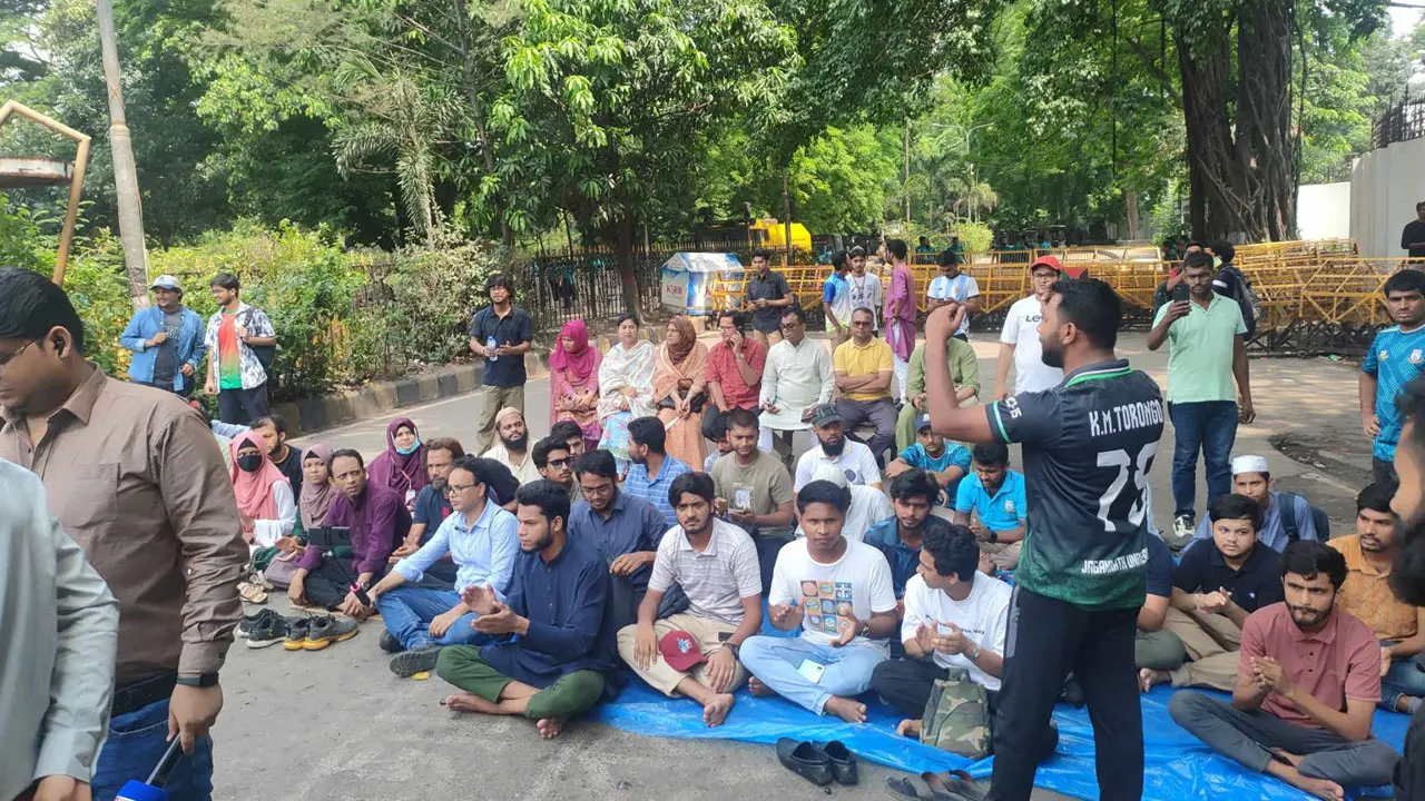 খোলা রয়েছে কাকরাইল মোড়, যমুনা অভিমুখের সড়কে শিক্ষার্থীরা