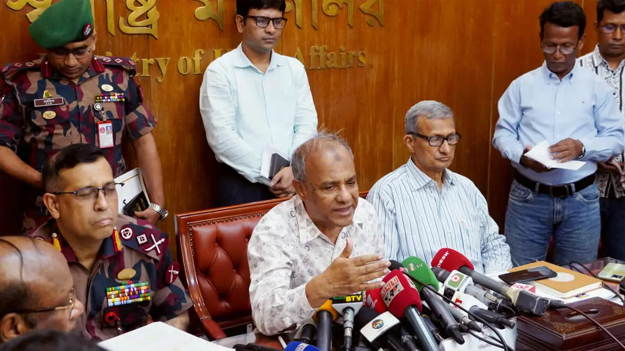 সীমান্ত দিয়ে গবাদিপশু ঢুকলে ব্যবস্থা : স্বরাষ্ট্র উপদেষ্টা
