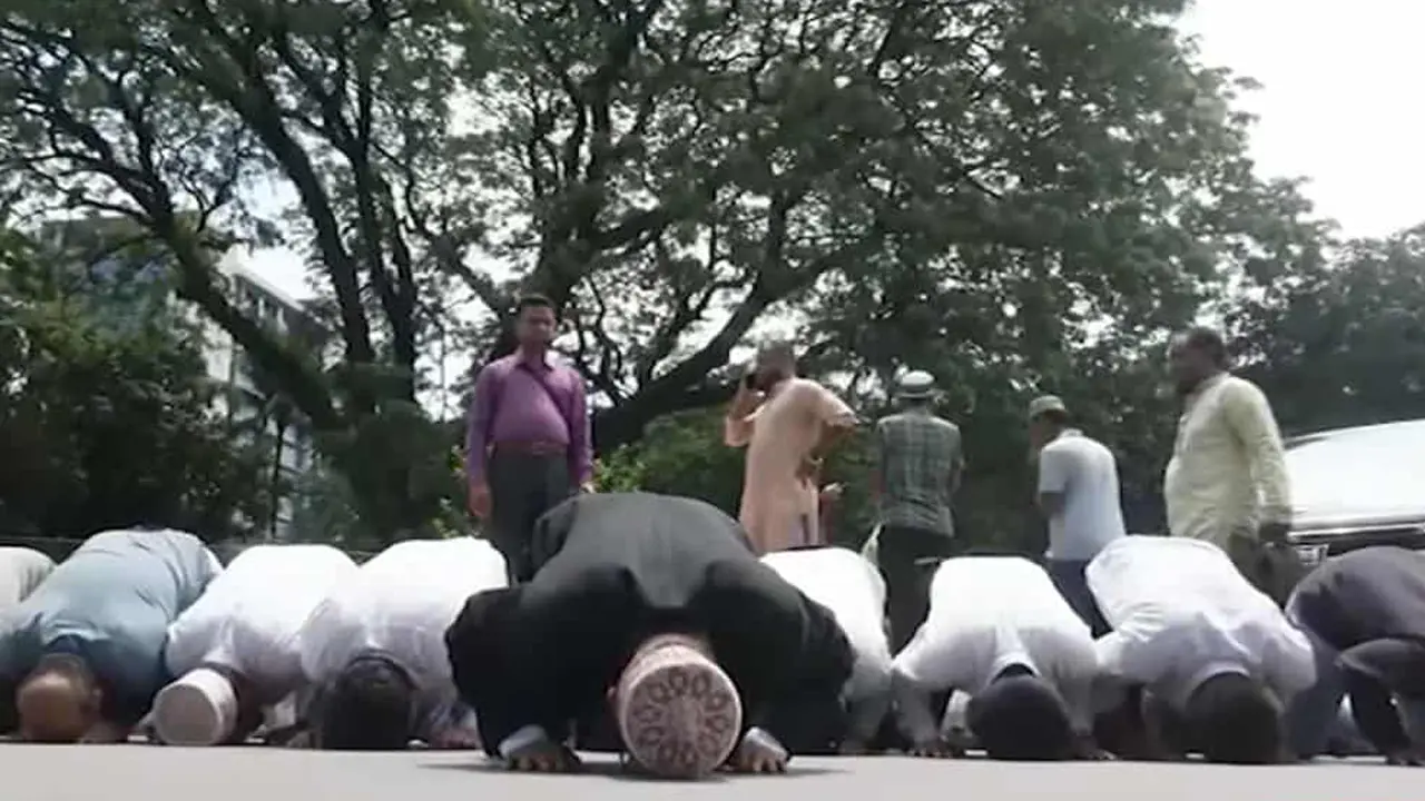 রায়ের পর জামায়াত কর্মীদের শোকরানা নামাজ আদায়