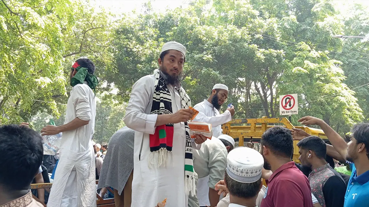 যমুনার সামনে বিনামূল্যে পানি-স্যালাইন-বিস্কুট বিতরণ