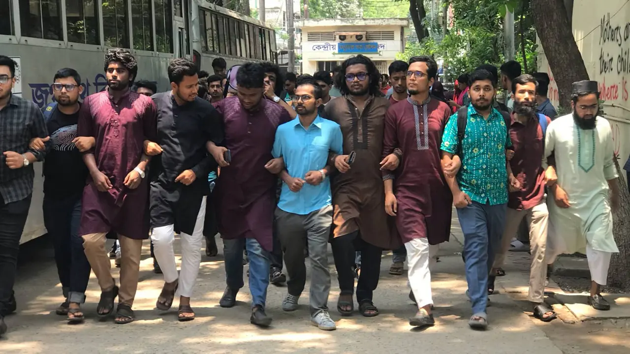 বাৎসরিক বাজেট বৃদ্ধির দাবিতে জবি শিক্ষার্থীদের বিক্ষোভ