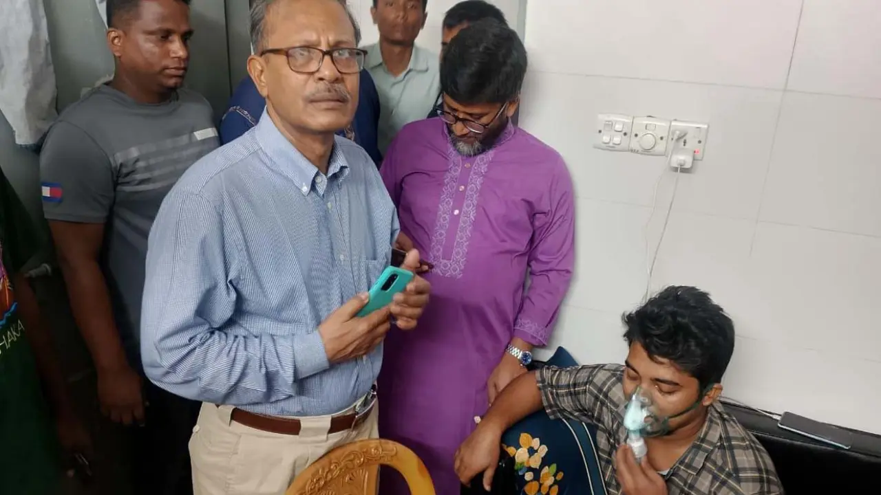 আহত ৬ শিক্ষার্থীকে দেখতে হাসপাতালে জবি উপাচার্য