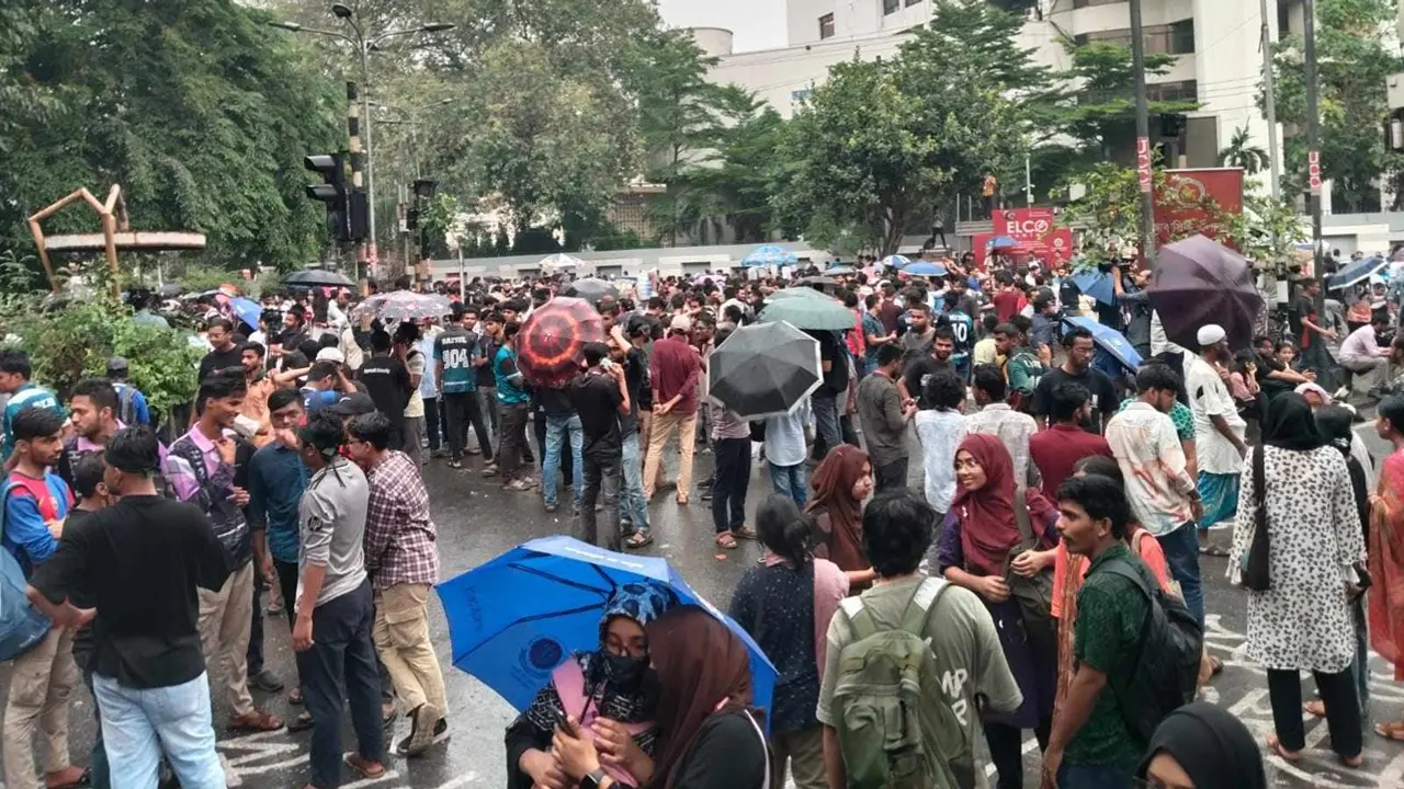 বৃষ্টি ও দাবি আদায়ের আন্দোলন একসঙ্গে চলছে কাকরাইলে