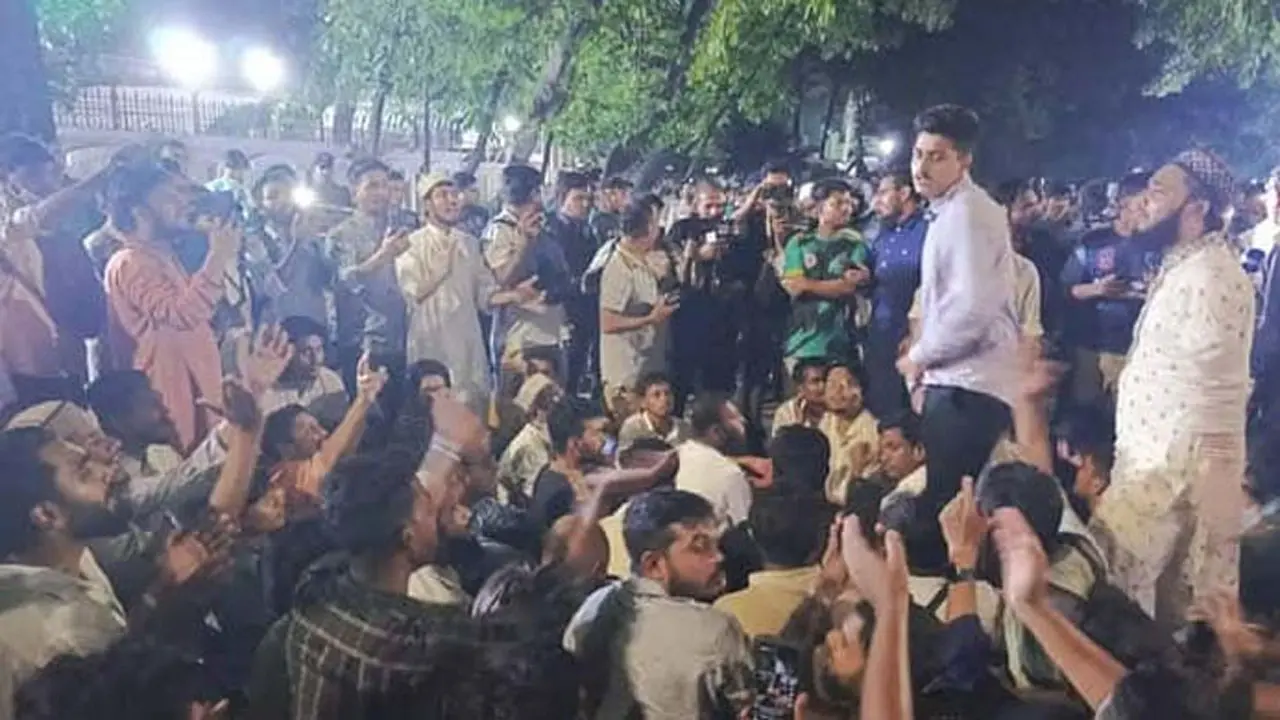 ‘ব্যান, আওয়ামী লীগ’ স্লোগানে উত্তাল যমুনা