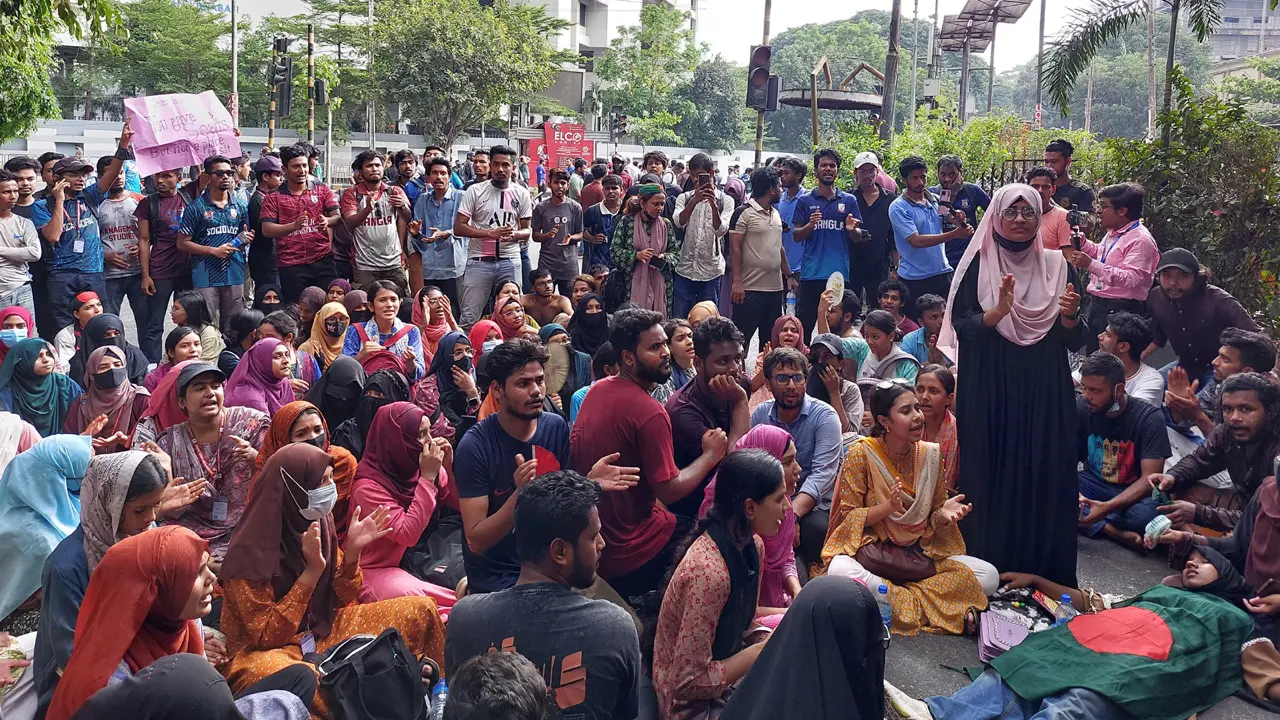 দাবি আদায়ে গণঅনশনে জবি শিক্ষক-শিক্ষার্থীরা