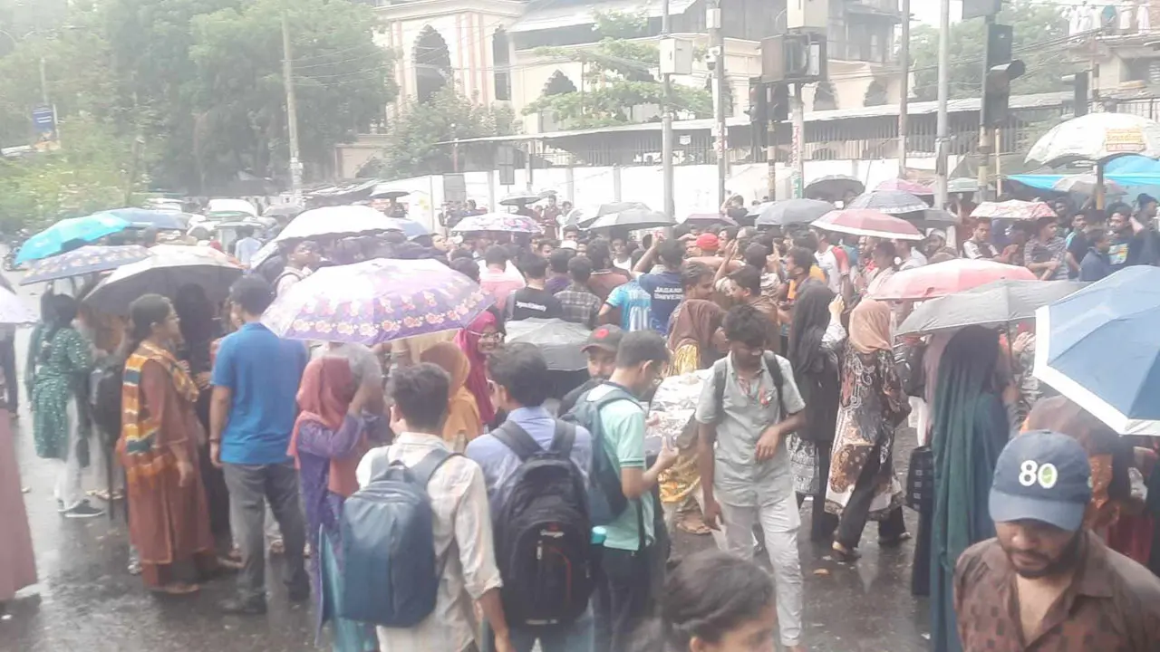 পুলিশের বাধার পর বৃষ্টি, কাকরাইল ছাড়েননি জগন্নাথের শিক্ষার্থীরা