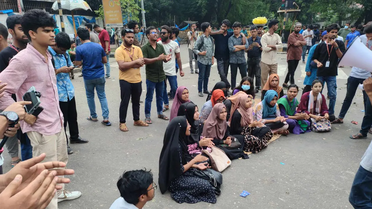 কাকরাইলে এখনও বন্ধ যান চলাচল, সড়কে জগন্নাথের শিক্ষার্থীরা