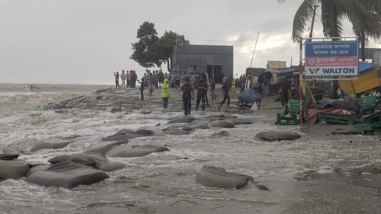 পুলিশের বাধা উপেক্ষা করে উত্তাল সমুদ্রে নামছেন পর্যটকরা