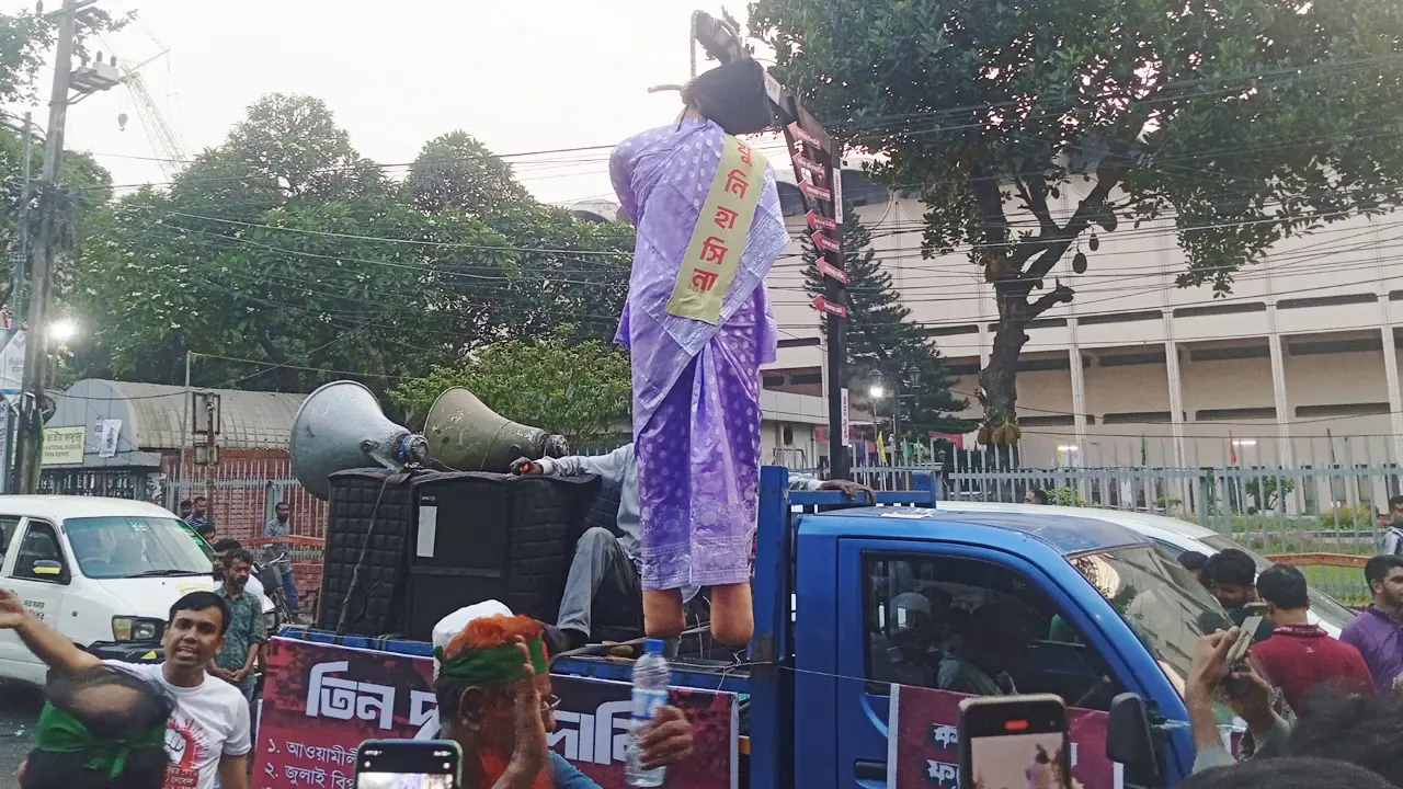 শাহবাগে ঝুলছে ‘খুনি হাসিনা’