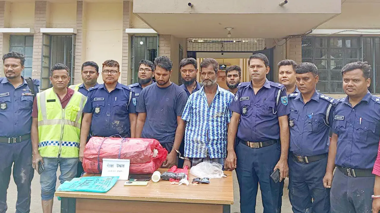 কুড়িগ্রামে মাদক ব্যবসায়ীকে ছিনিয়ে নিতে পুলিশের ওপর হামলা
