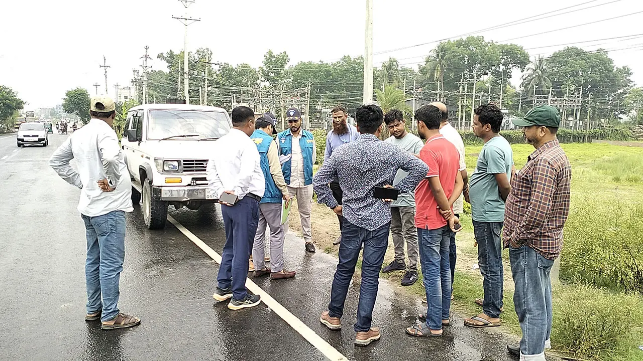 হাত দিয়ে টান দিলেই উঠে যাচ্ছে পিচ, দুর্নীতির সত্যতা পেল দুদক 