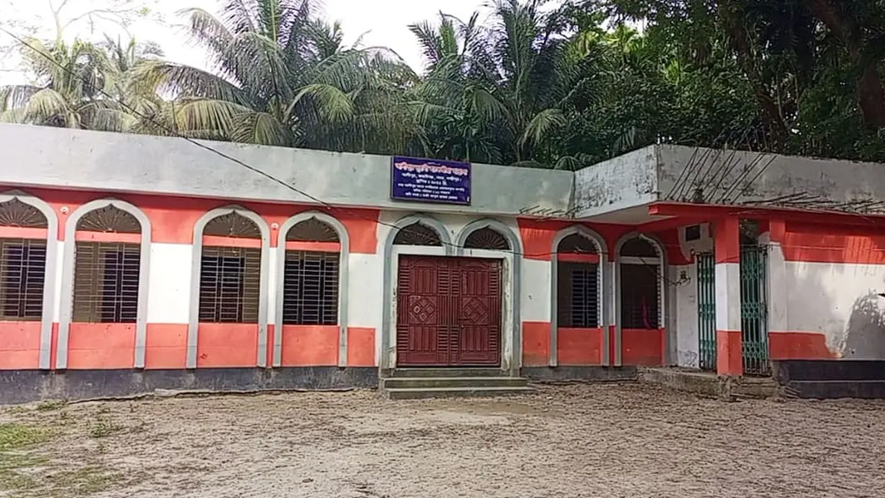 মাদরাসাছাত্রকে ২৩ সেকেন্ডে ২১ বেত্রাঘাত, শিক্ষক পলাতক 