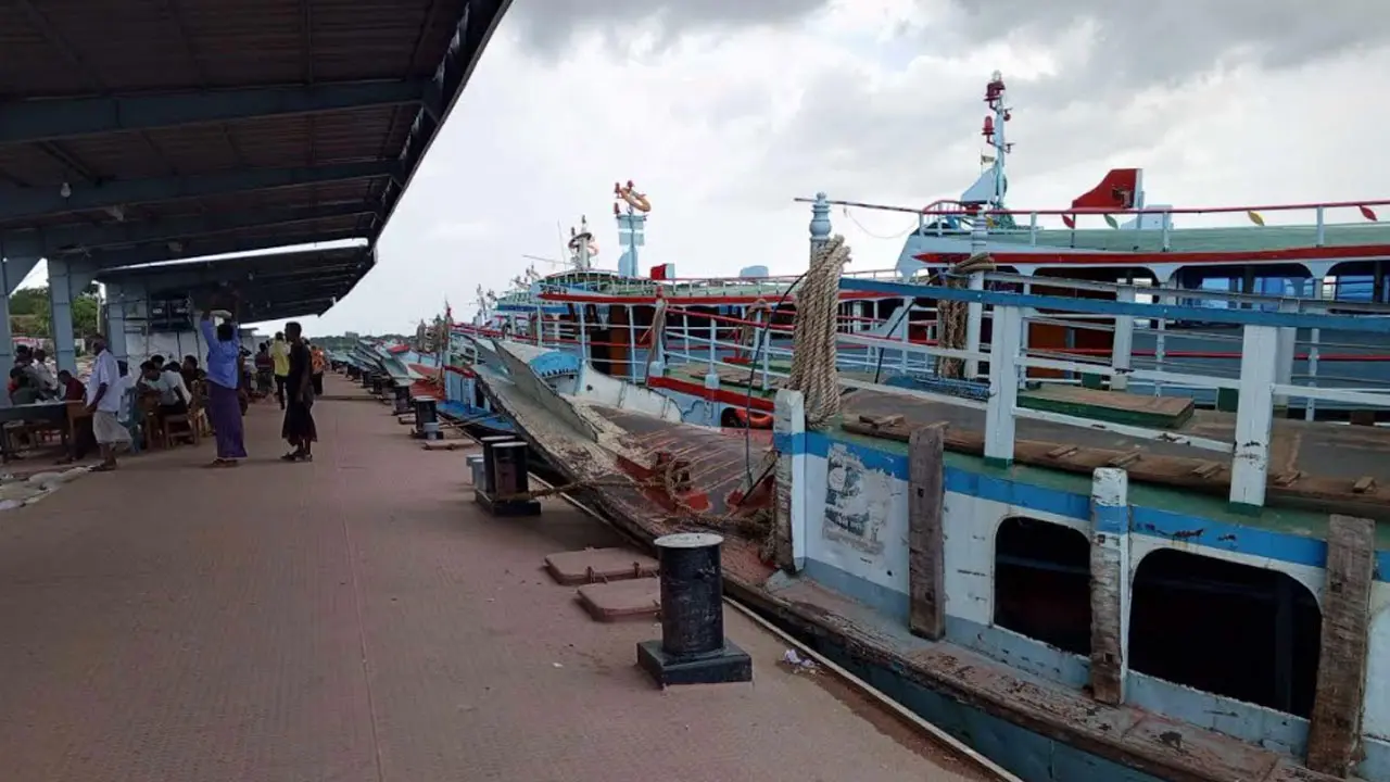 নিম্নচাপে উত্তাল পদ্মা, দৌলতদিয়া-পাটুরিয়া নৌরুটে লঞ্চ চলাচল বন্ধ