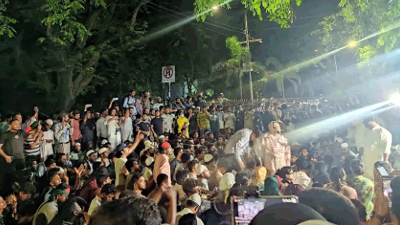মিছিল নিয়ে যমুনার সামনে যাচ্ছেন নাহিদ ইসলাম