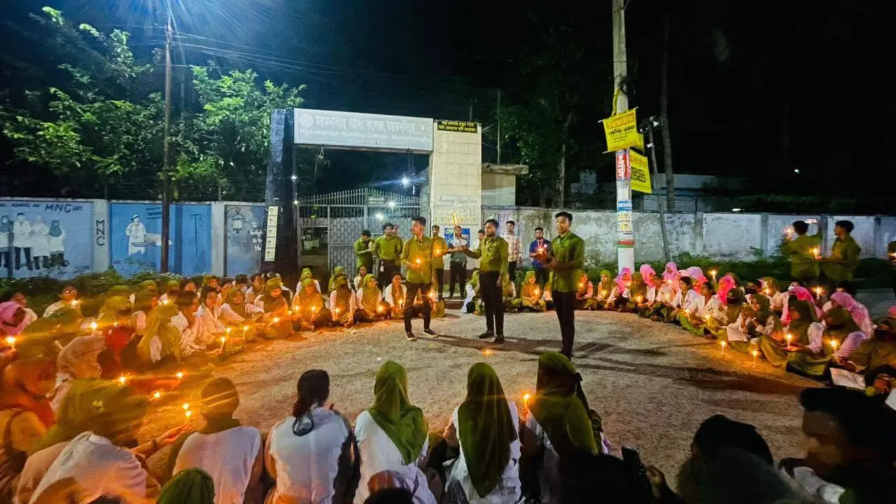 নার্সিং শিক্ষার্থীদের ওপর লাঠিচার্জ: ময়মনসিংহে মোমবাতি জ্বালিয়ে বিক্ষোভ