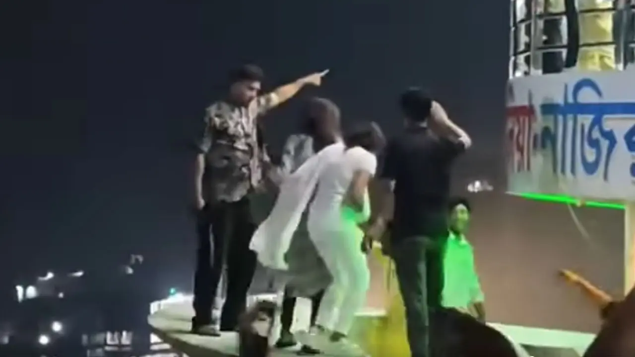 লঞ্চে দুই তরুণীকে মারধর, যুবক আটক