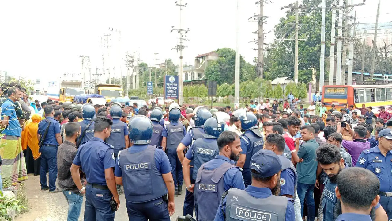 বকেয়া বেতনের দাবিতে ঢাকা-ময়মনসিংহ মহাসড়ক ২ ঘণ্টা অবরোধ