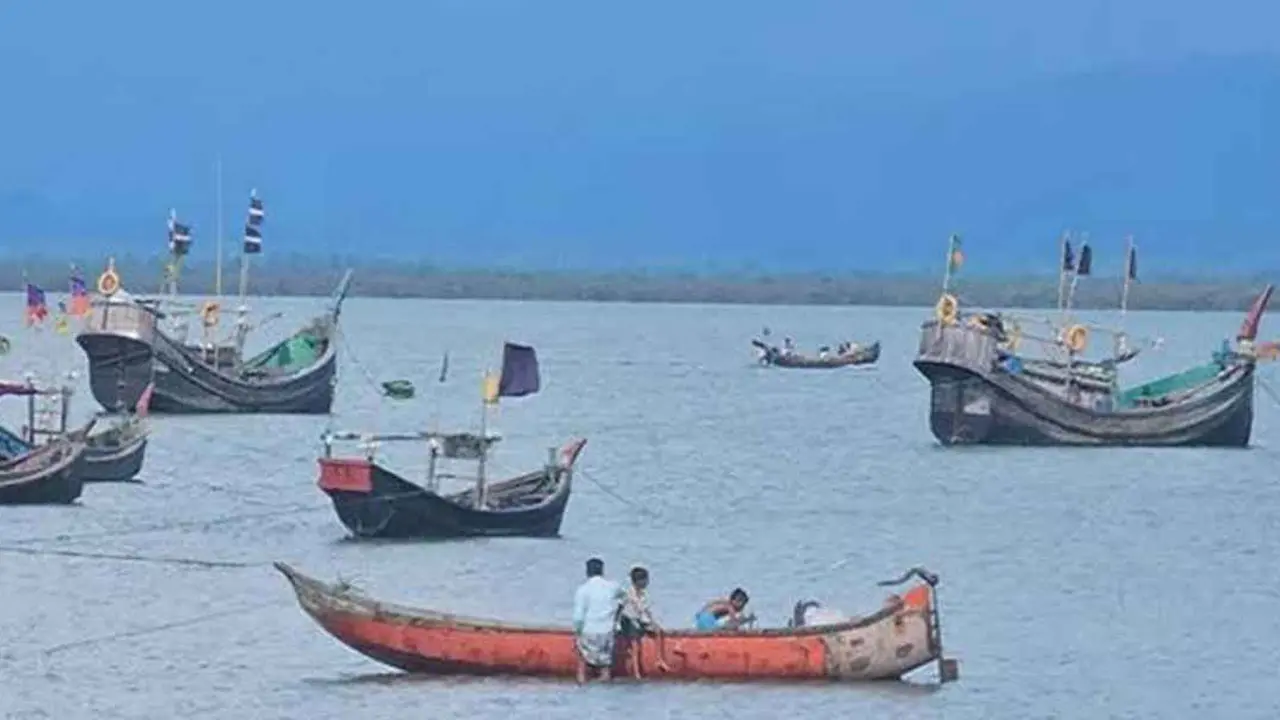 নাফ নদী থেকে ৪ জেলেকে ধরে নিয়ে গেল আরাকান আর্মি