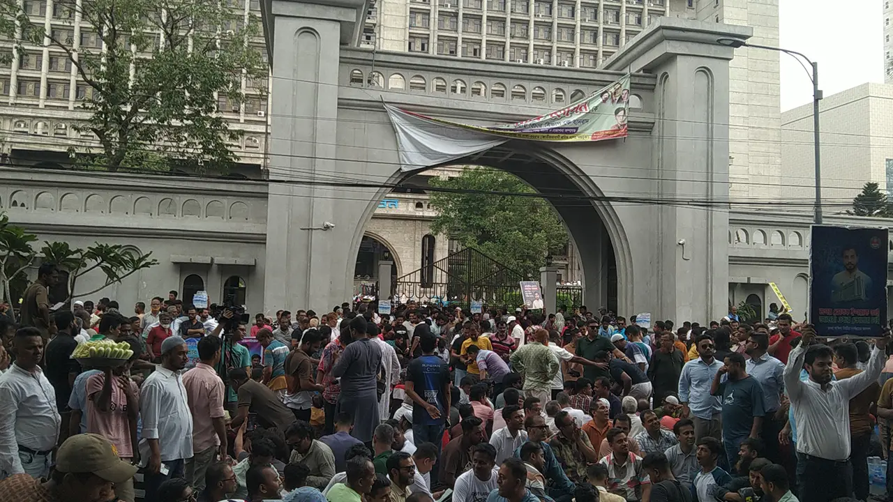ইশরাককে মেয়র পদে বসানোর দাবিতে নগর ভবনে শ্রমিক-কর্মচারীদের তালা