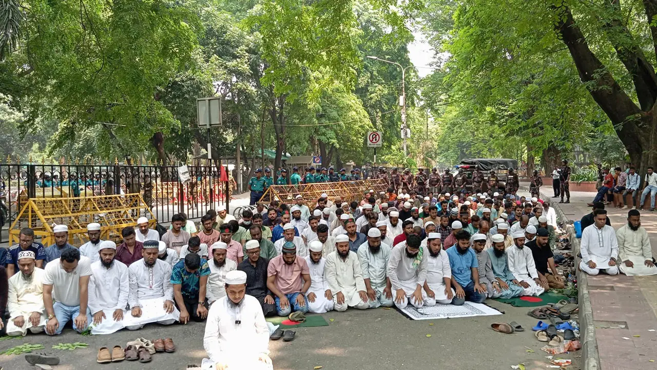 প্রধান উপদেষ্টার বাসভবনের সামনে ছাত্র-জনতার নামাজ আদায়