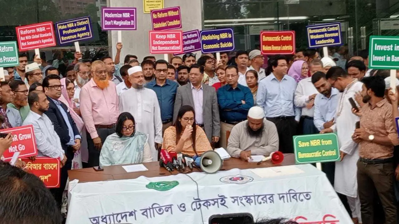 কর্মবিরতি প্রত্যাহার, তবে চেয়ারম্যানের অপসারণ ইস্যুতে অনড়