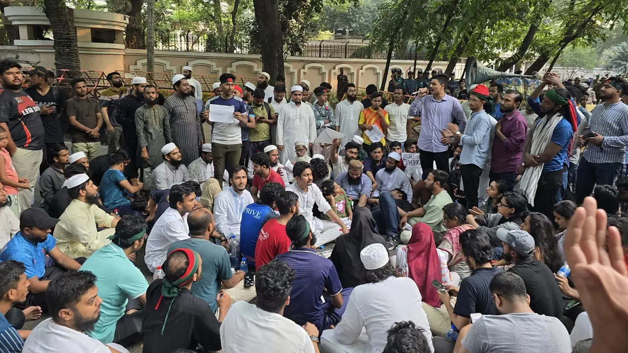 সকালেও বিক্ষোভ চলছে যমুনার সামনে
