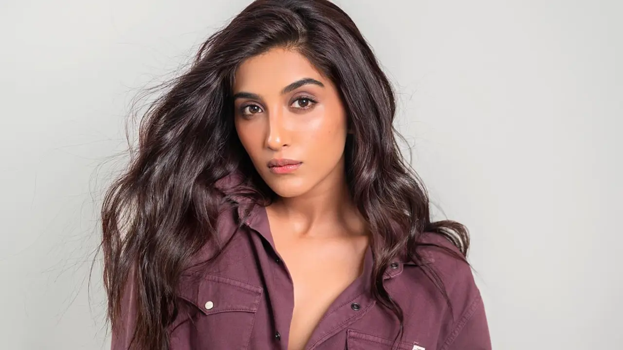 আদালতে অভিনেত্রীকে বাজে স্পর্শ আইনজীবীর, অতঃপর...