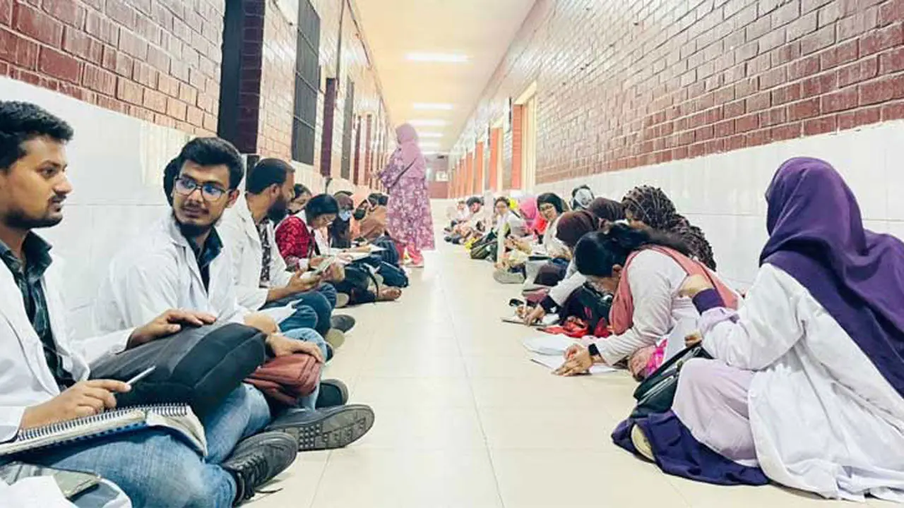 ভাতার দাবিতে দুই দিন ধরে কর্মবিরতিতে নিটোরের ফিজিওথেরাপিস্ট শিক্ষার্থীরা